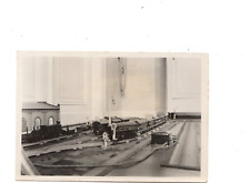 Weihnachten  Modelleisenbahn Eisenbahn auf Fußboden Wohnung Vintage Altes Foto