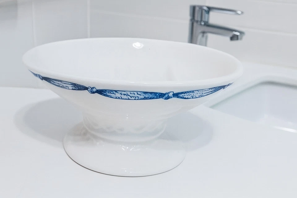 Jabonera Martha Stewart barra ovalada borde azul/pedestal festoneado elevado Foto 1 de 4