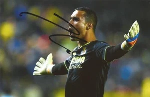 VILLARREAL: SERGIO ASENJO SIGNED 6x4 ACTION PHOTO+COA - Picture 1 of 1