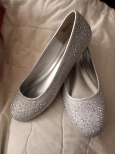 New HOT Cakes Orleans Silver Bling Rhinestone Round Toe Slip on Flats Size 8.5M - Picture 1 of 8