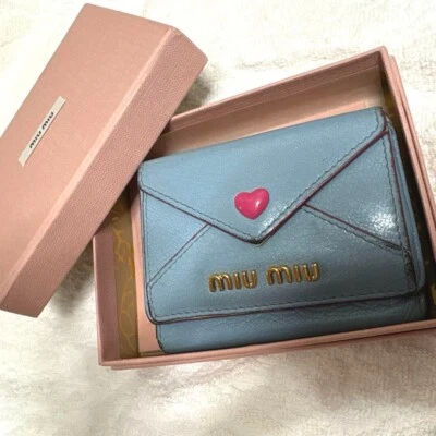 Miu Miu MADRAS LOVE Cartera triple pliegue color azul Corazones logotipo artí... - Imagen 1 de 4