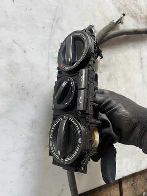 VW T5 2009 2.5 Tdi Air Con Heater Controls 7h0820045ac And Cables - Image 1 of 4