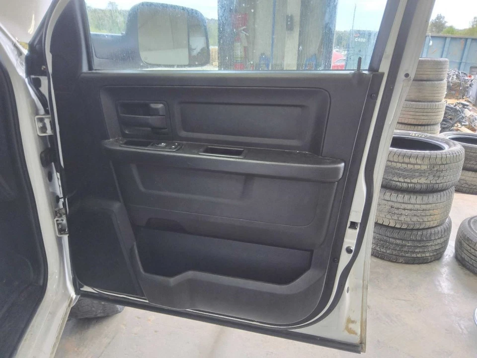 Dodge Ram 1500 2015 Front Door Trim Panel 665421 - Imagem 1 de 1