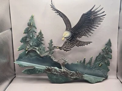 Águila de metal volando sobre árboles interior exterior colgante de pared Foto 1 de 4