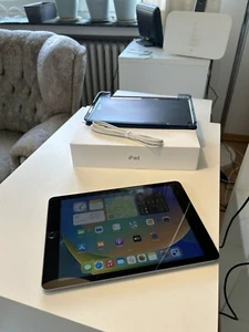 Apple iPad 5. Gen. 32GB, WLAN + Cellular, 24,64 cm, (9,7 Zoll) - space grey - Bild 1 von 15