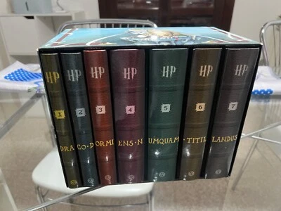 Harry Potter Saga - Motto Latino 2007 - prima edizione - completa di cofanetto  - Immagine 1 di 4