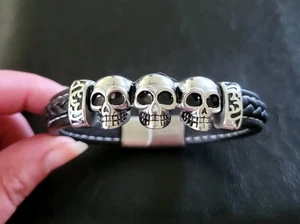 💀MAGNETIC! 8" MICROFIBER LEATHER 316L SURGICAL STAINLESS STEEL SKULL BRACELET - Picture 1 of 13