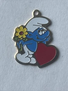 "Colgante vintage tímido pitufo con flores y corazón colgante coleccionable tono dorado 1""" - Imagen 1 de 5
