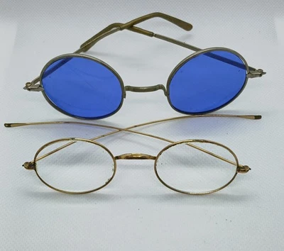2 anteojos antiguos decorativos, 1 con lente azul redonda, 1 con lente de vidrio ovalado Foto 1 de 4