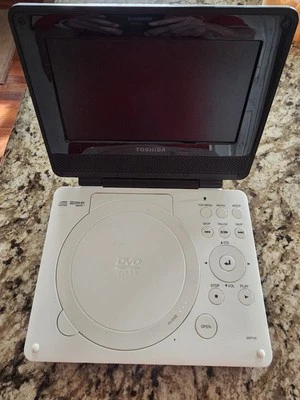 Toshiba SDP74SWN Reproductor de DVD Portátil 7" Pantalla LCD Blanco Foto 1 de 3