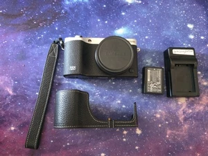 Samsung NX 500 Black near mint condition with black leather half case - Picture 1 of 5