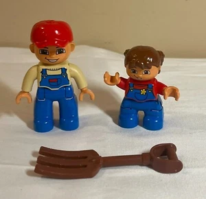Lego Duplo Blöcke - 2 Farm Minifigur & Mistgabel - Bild 1 von 2