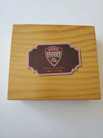 2012 Cleveland Browns Season Ticket Holder 2 Pins In Box Cover