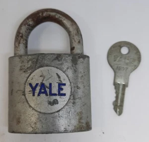 ๐ VINTAGE 2 3/4" YALE & TOWNE SMALL BLUE LETTERED PADLOCK LOCK/ KEY WORKING F/S - Picture 1 of 8