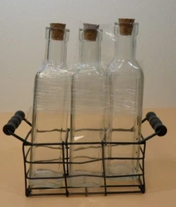 Sal, pimienta, aceite vinagre botellas de vidrio vacías, corchos, cesta de alambre mango de madera - Imagen 1 de 6