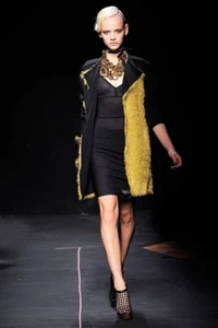 New Roland Mouret Spring 2010 Caramel Shaggy Coat UK8 - Picture 1 of 9