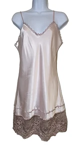 Colesce Couture glänzendes Satin Nachthemd tief 6" überbackene Spitzenborte rosa Größe M - Bild 1 von 21