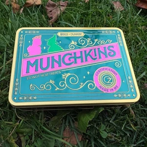 Dunkin’ Donuts x Wicked Munchkin Dose • Glinda & Elphaba - Bild 1 von 7