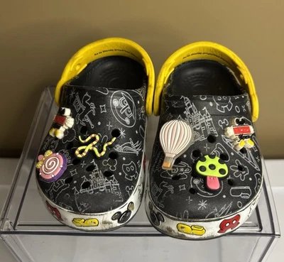 Zapatos iluminados Mickey Mouse Crocs para niños pequeños con dijes adicionales talla C7 Foto 1 de 4