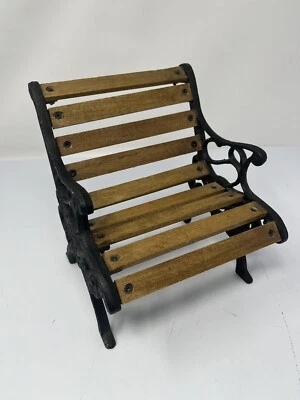 Banco pequeño de hierro de madera Foto 1 de 4
