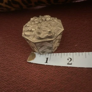 Pewter Trinket Box Floral Lid Basket Weave Sides Vintage - Bild 1 von 7