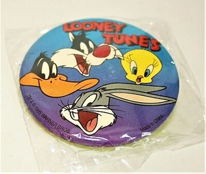 Looney Tunes Crew Bugs Bunny WB Warner Brothers Button Pin New NOS Sealed 1995 - Bild 1 von 3