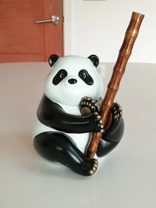 A COPPER BRONZE PEN HOLDER IN THE FORM OF A PANDA SIGNED TO BASE ZHU BINGZHENG - Foto 1 di 23