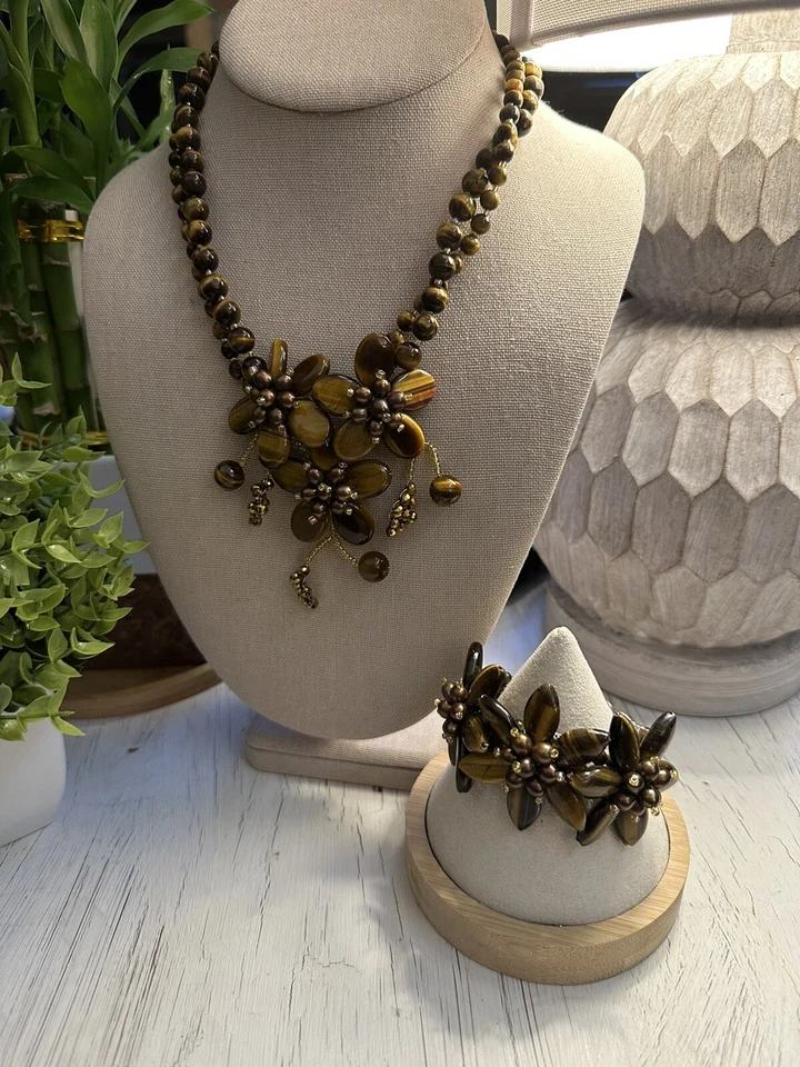 Juego de collar y pulsera de flores envueltas en alambre y perlas ojo de tigre de 14-17 pulgadas. Foto 1 de 4