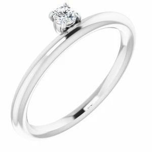 Anillo apilable de diamantes creado en laboratorio en oro blanco de 14 k (1/10 qt. tw.) - Imagen 1 de 5