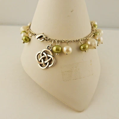 Pulsera de cuentas con dije de nudo celta con perlas verdes y blancas de agua dulce Foto 1 de 4