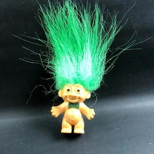 Russ Vintage Troll Anstecknadel Brosche St. Patricks Day Fliege grüne Haare Miniatur 3,5" - Bild 1 von 4