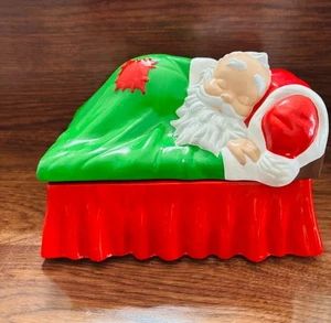 Vintage MCM Alberta Form Weihnachten schlafender Weihnachtsmann im Bett Keramik bedeckt Box 79 - Bild 1 von 9