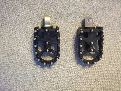 V2 MX Style Foot Pegs 适用于 Harley Davidson Dyna FXR Sportster — 第 1/4 张图片