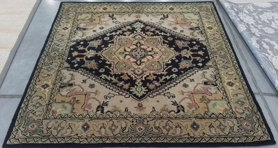 Alfombra negra/dorada 6'-0" x 6'-0" defectuosa, precio reducido 1172782361 HG625Z-6SQ Foto 1 de 4