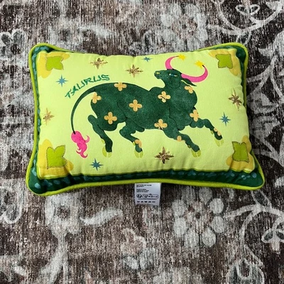 Almohada Anthropologie Lou Benesch Stargazer bordada zodiaco Tauro Foto 1 de 2