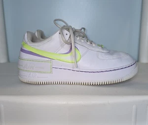 Nike Air Force 1 verde ombra/viola taglia donna 8 DD9684-100 - Foto 1 di 9