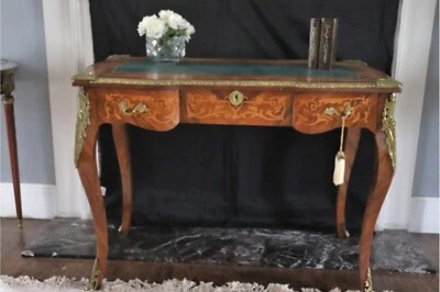 Escritorio de marquetería vintage italiano con incrustaciones superiores de cuero Foto 1 de 4