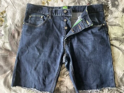 Pantalones cortos deshilachados elásticos de mezclilla HUGO BOSS PARA HOMBRE. US 36/34. Etiqueta verde. Mosca abotonada. Foto 1 de 4