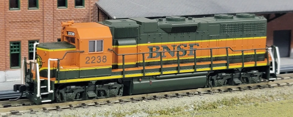 N Scale - Atlas 49858 - GP-38 - BNSF #2238 - DCC Ready - Image 1 of 4