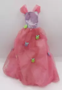 Barbie Marke rosa & Lavendar Kugelkleid verziert mit Kunststoffrosen auf Netz - Bild 1 von 3
