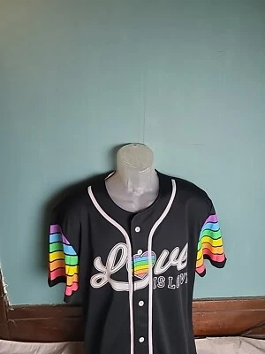 Camiseta deportiva Spencer’s Love Is Love Pride Rainbow negra de béisbol para hombre mediana M  Foto 1 de 4
