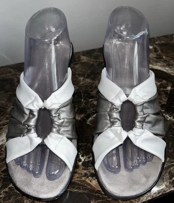 Sandalias para mujer blancas y plateadas con aerosoles talla 9 cómodas ¡Bonitas!  Foto 1 de 4