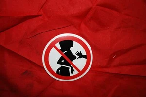 No Boob Touch - Foto 1 di 1