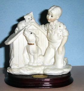 Giuseppe Armani Situación Difícil 0257F Niño con Perros Estatuilla Blanca Italia Nueva - Imagen 1 de 3