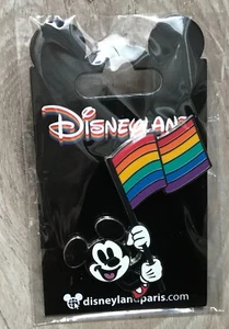 PIN'S PIN DISNEY DISNEYLAND PARIS DLP PARIS MICKEY AVEC LE DRAPEAU COLORE - Foto 1 di 1