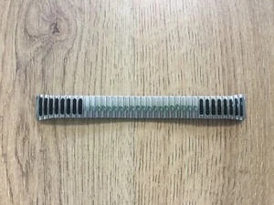 Cinturino A Molla In Metallo 16 Mm Con Inserti Neri - Picture 1 of 4