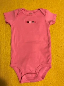 Body rosa bebé "abrazame" ~ talla 12 M por carter's. - Imagen 1 de 2