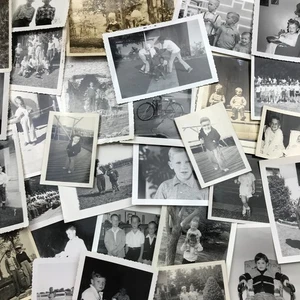 Lotto di 100 foto istantanee bambini piccoli borsa a mano casuale vintage in bianco e nero - Foto 1 di 1