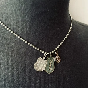 AMERICAN EAGLE OUTFITTERS KUGELKETTE HALSKETTE MIT WELTRELIGION ANHÄNGER - NEU MIT ETIKETT - Bild 1 von 5