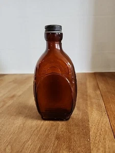Botella de whisky vintage de vidrio ámbar de media pinta con tapa vacía - Imagen 1 de 8